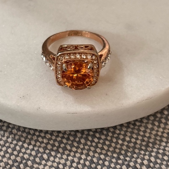 Jewelry - Elegant Gold and Orange Gemstone Ring